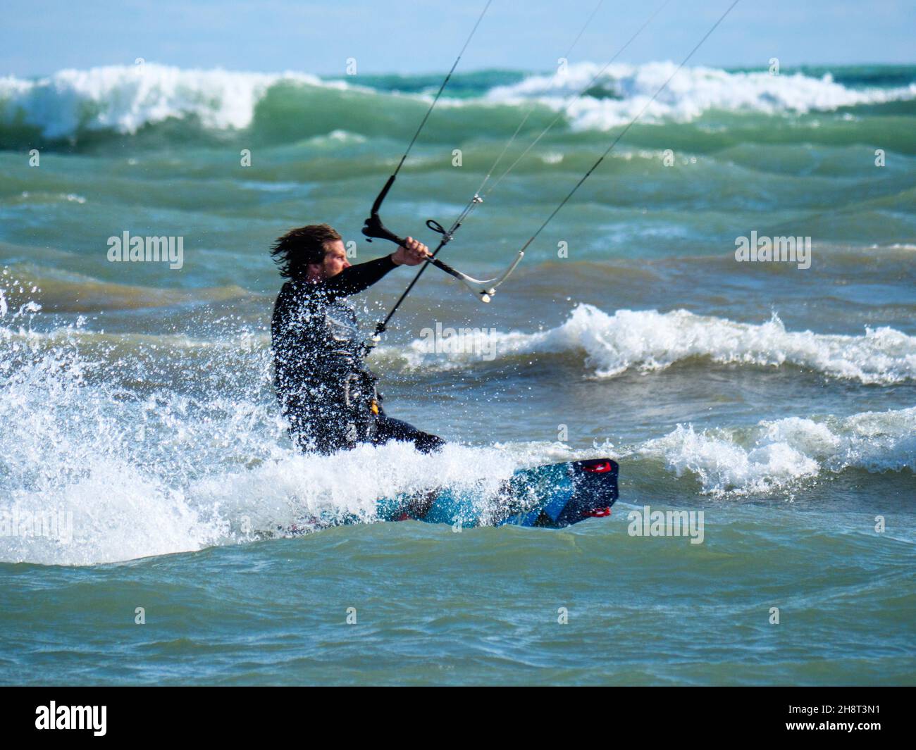 Kite surfer et surfer.Montrose Beach, Chicago, Illinois. Banque D'Images