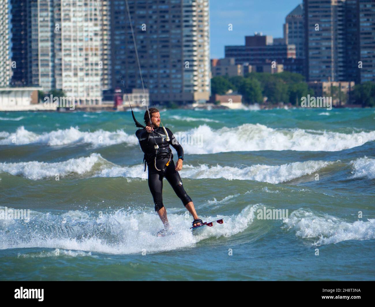 Kite surfer et surfer.Montrose Beach, Chicago, Illinois. Banque D'Images