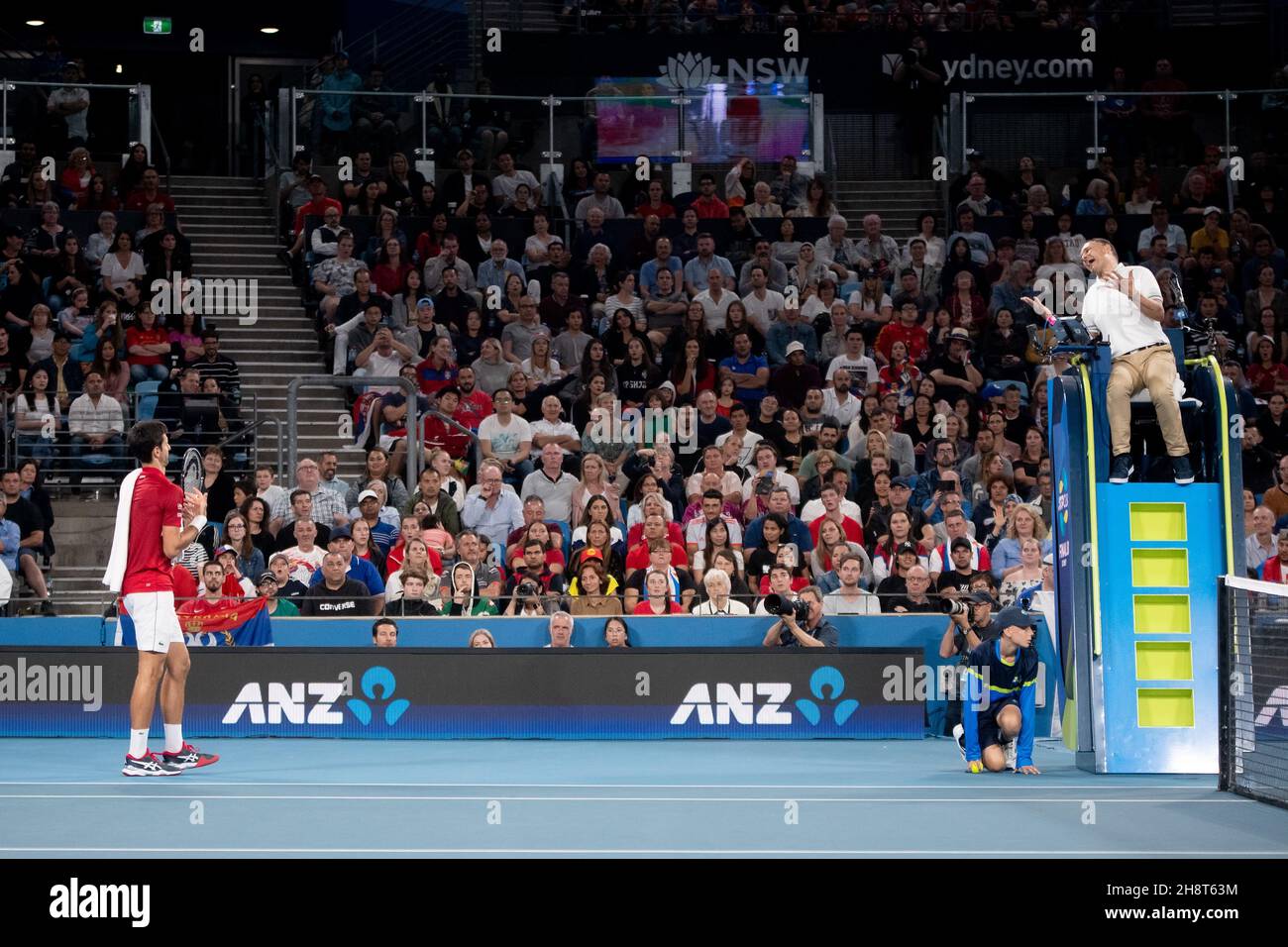 SYDNEY, AUSTRALIE - JANVIER 12 : Novak Djokovic de Serbie a une discussion avec le juge-arbitre au cours du dixième jour de la finale des singles à la coupe ATP 2020 tennis à la Ken Rosewall Arena le 12 janvier 2020 à Sydney, en Australie. Banque D'Images