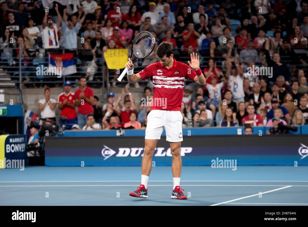 SYDNEY, AUSTRALIE - 12 JANVIER : Novak Djokovic de Serbie met la main au cours du dixième jour de la finale des singles à la coupe ATP tennis 2020 à la Ken Rosewall Arena le 12 janvier 2020 à Sydney, en Australie. Banque D'Images
