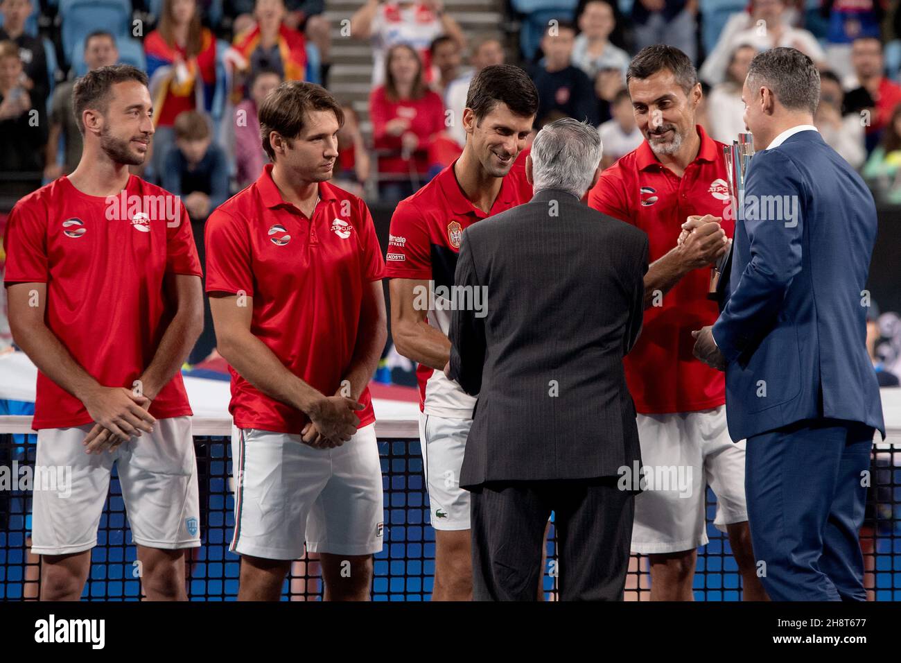 SYDNEY, AUSTRALIE - JANVIER 12 : l'équipe de Serbie a présenté le trophée gagnant de Ken Rosewall lors de la coupe de tennis ATP 2020 à la Ken Rosewall Arena le 12 janvier 2020 à Sydney, en Australie. Banque D'Images