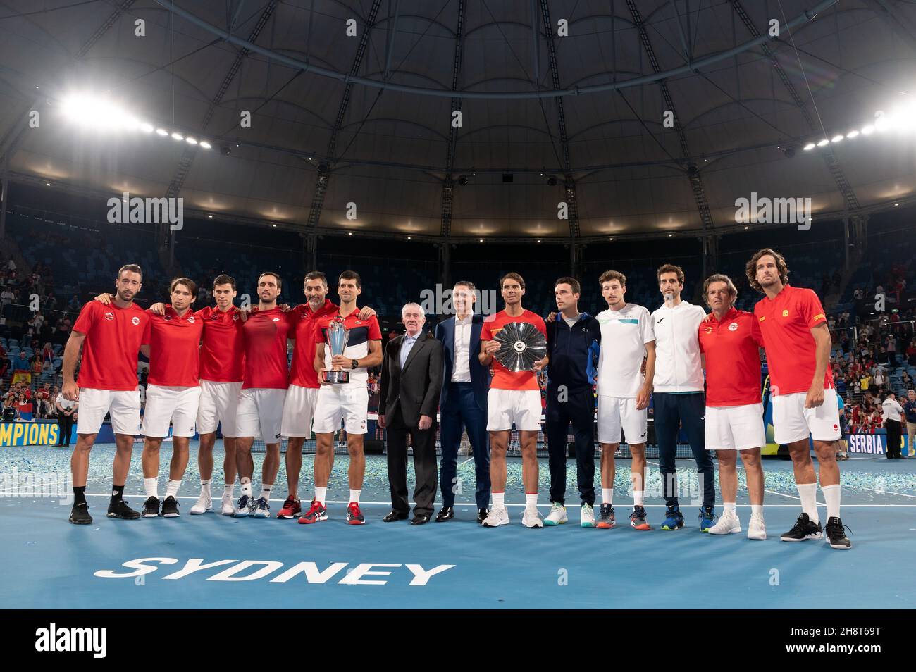 SYDNEY, AUSTRALIE - JANVIER 12 : l'équipe de Serbie avec le trophée des gagnants et l'équipe d'Espagne avec le trophée des coureurs à la coupe ATP tennis 2020 à l'arène Ken Rosewall le 12 janvier 2020 à Sydney, en Australie. Banque D'Images