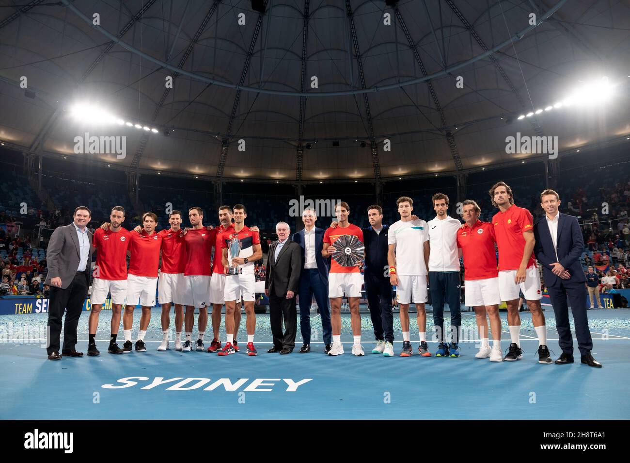 SYDNEY, AUSTRALIE - JANVIER 12 : l'équipe de Serbie avec le trophée des gagnants et l'équipe d'Espagne avec le trophée des coureurs à la coupe ATP tennis 2020 à l'arène Ken Rosewall le 12 janvier 2020 à Sydney, en Australie. Banque D'Images