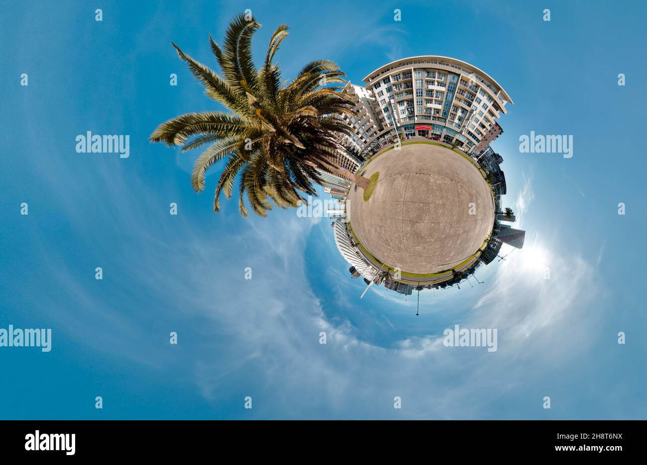 Géorgie.Batumi.Palmier.Ciel bleu.Mini planète Terre.Petite planète Terre avec 360 ange de visualisation.Panorama du monde sur le globe. Banque D'Images