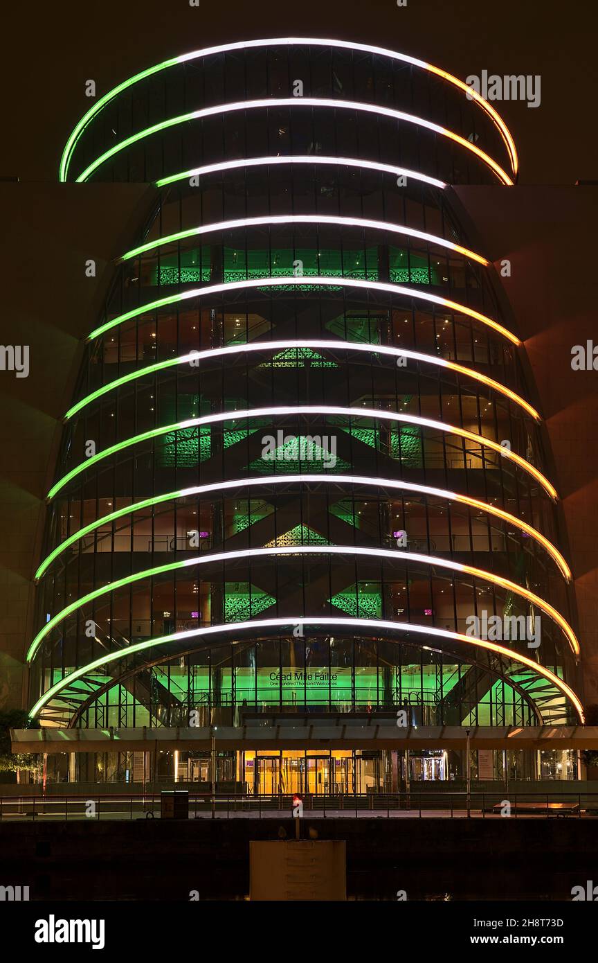 Dublin, Irlande - 13 novembre 2021 : belle vue en soirée du centre de congrès de Dublin avec éclairage à faisceaux de sonnerie imitant le drapeau irlandais Banque D'Images