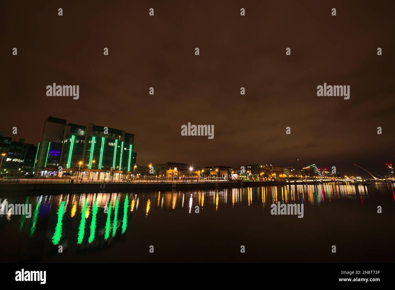 Belle vue en soirée grand angle sur la rivière Liffey avec bâtiments et monuments et réflexion de lumière dans l'eau, Dublin, Irlande Banque D'Images