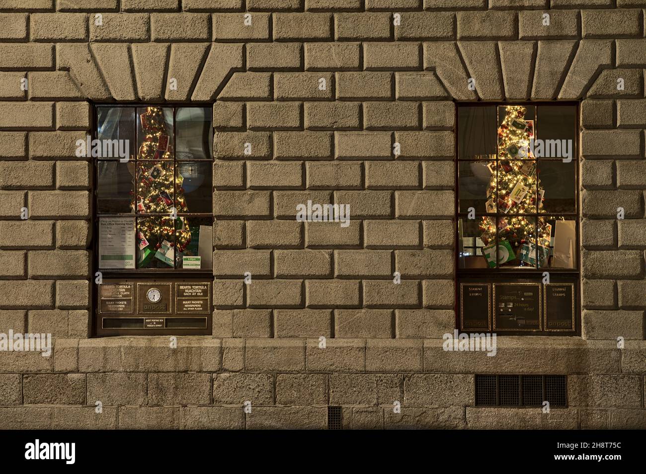 Dublin, Irlande - 13 novembre 2021 : belle vue de soirée des décorations de Noël sur les fenêtres d'un poste, bureau de poste général sur O'Connell Street Banque D'Images
