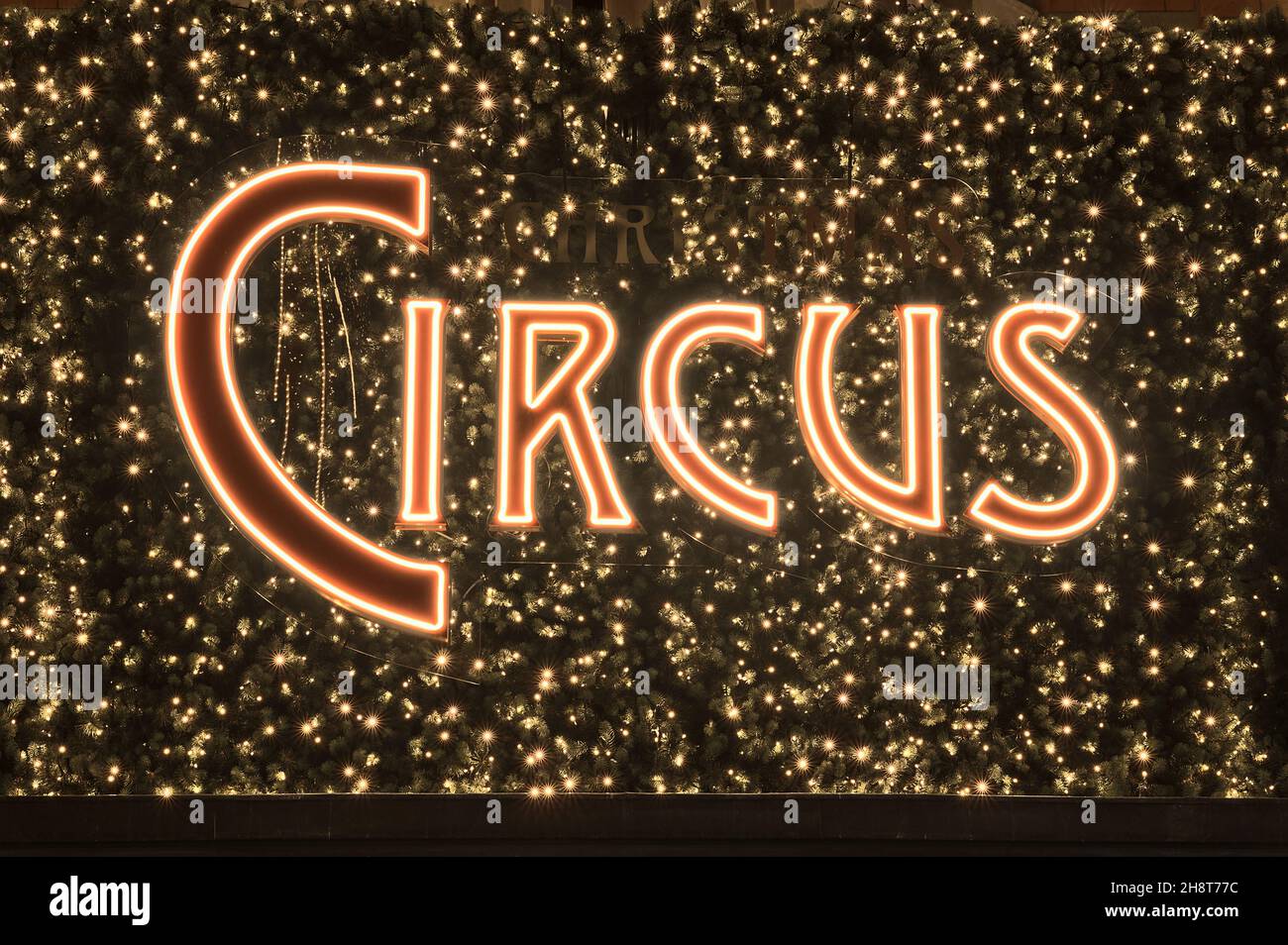 Dublin, Irlande - 13 novembre 2021 : belle vue rapprochée des lumières festives du cirque de Noël sur le magasin décoré d'Arnotts sur Henry Street pendant COVID Banque D'Images