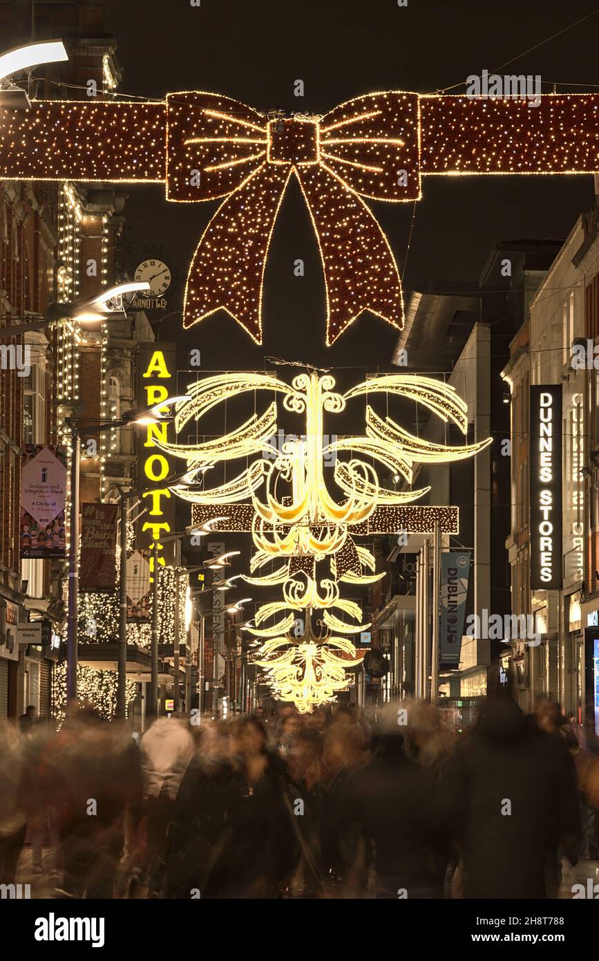 Dublin, Irlande - 13 novembre 2021 : magnifique vue sur les lumières de Noël festives et le magasin Arnotts décoré sur Henry Street pendant COVID-19 Banque D'Images