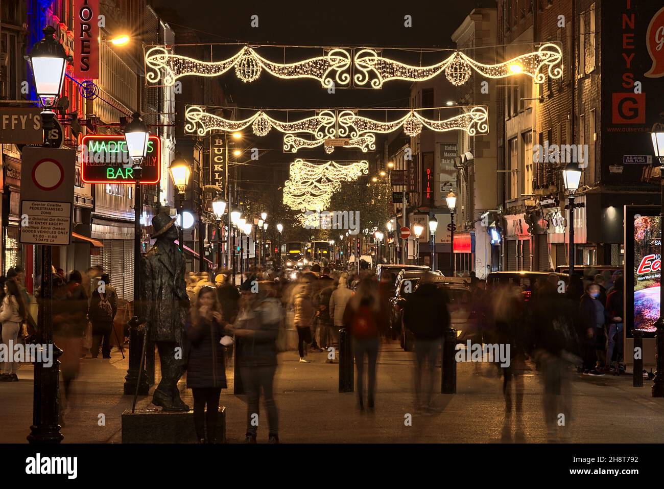 Dublin, Irlande - 13 novembre 2021 : belle vue des lumières de Noël festives sur la rue Henry très animée dans la soirée pendant la pandémie COVID-19 Banque D'Images