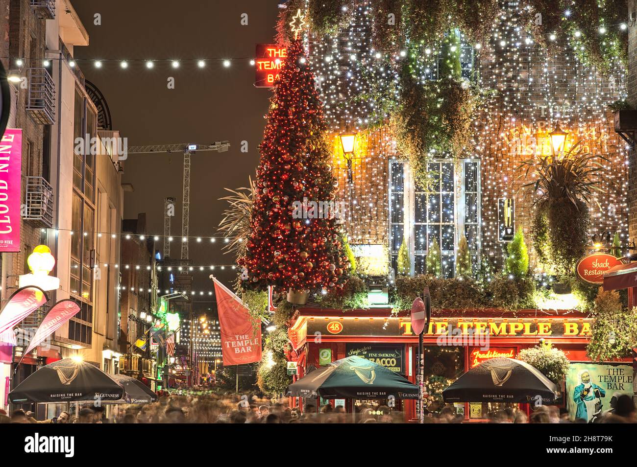 Dublin, Irlande - novembre 13.2021: Belle vue de clôture festive du Temple Bar décoré pour Noël dans la soirée.Le célèbre pub irlandais Banque D'Images