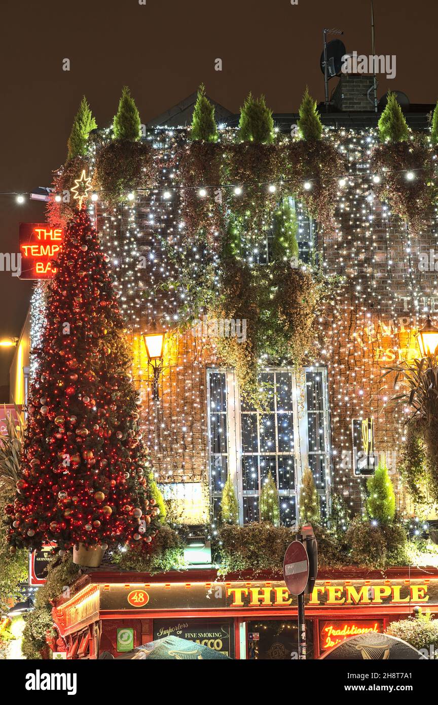 Dublin, Irlande - novembre 13.2021: Belle vue verticale festive du Temple Bar et la veille de Noël décorée pour Noël dans la soirée Banque D'Images