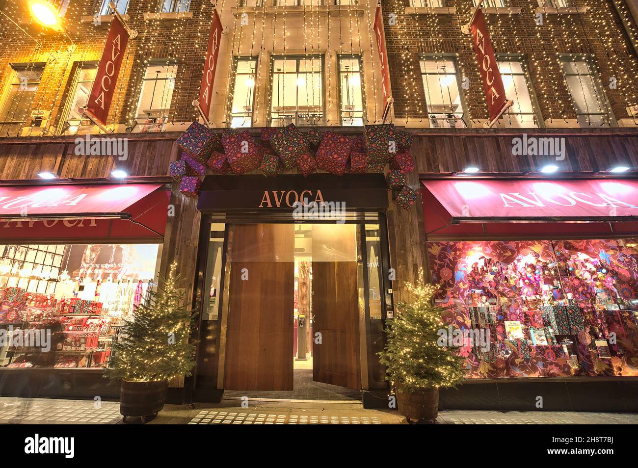 Dublin, Irlande - 13 novembre 2021 : vue en soirée grand angle de la boutique Avoca décorée de lumières de Noël sur Suffolk Street.Magasin de Noël Banque D'Images