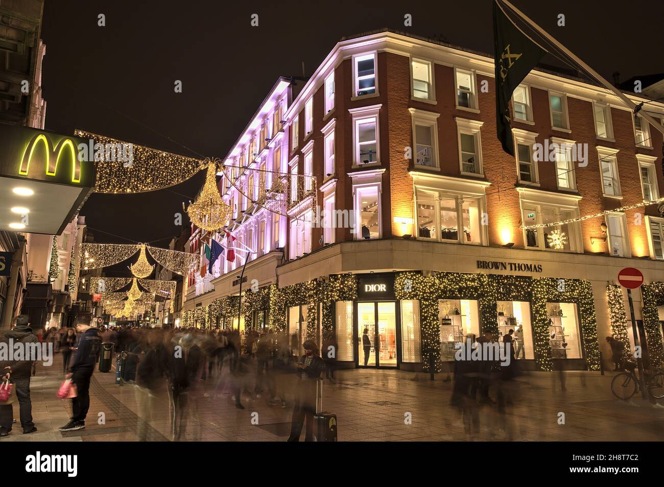 Dublin, Irlande - 13 novembre 2021 : magnifique vue panoramique nocturne sur l'hôtel Brown Thomas décoré de lumières de Noël sur la rue Grafton surpeuplée Banque D'Images
