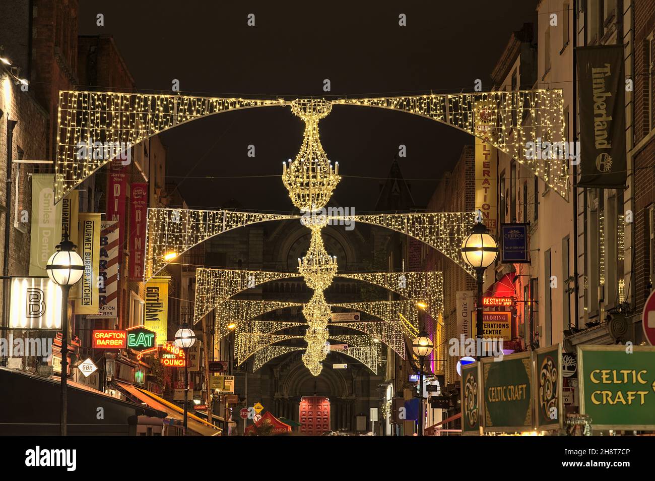 Dublin, Irlande - novembre 13.2021: Vue en soirée de la décoration des lumières de Noël sur la rue Anne avec l'église de St Ann d'Irlande et des tableaux d'atelier Banque D'Images