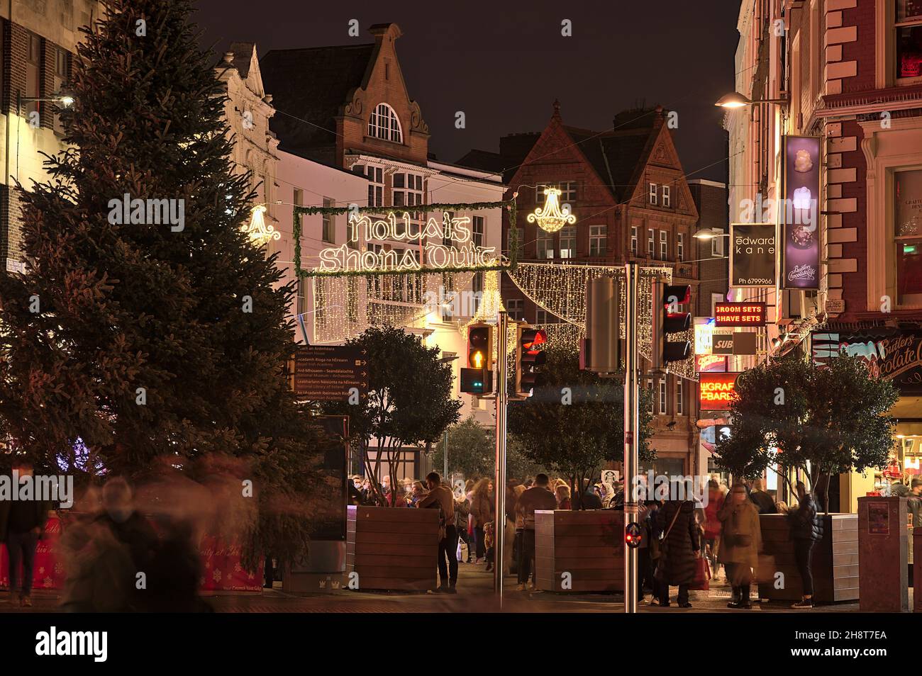 Dublin, Irlande - novembre 13.2021: Nollaig shona dhuit lumières de Noël.Panneau de Noël Merry écrit en irlandais (gaélique) Banque D'Images