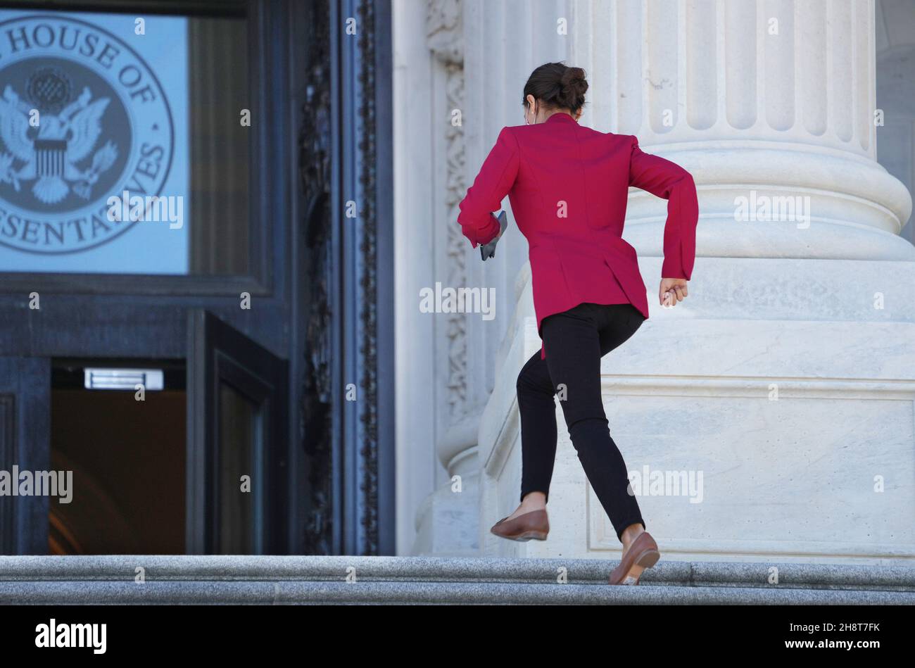 Washington, États-Unis.02e décembre 2021.La députée Alexandria Ocasio-Cortez, de New York, fait remonter les marches du Front est de la Chambre des représentants du Capitole des États-Unis alors qu'elle se précipite pour voter le mercredi 3 mars 2021, à Washington.Photo de Pat Benic/UPI crédit: UPI/Alay Live News Banque D'Images