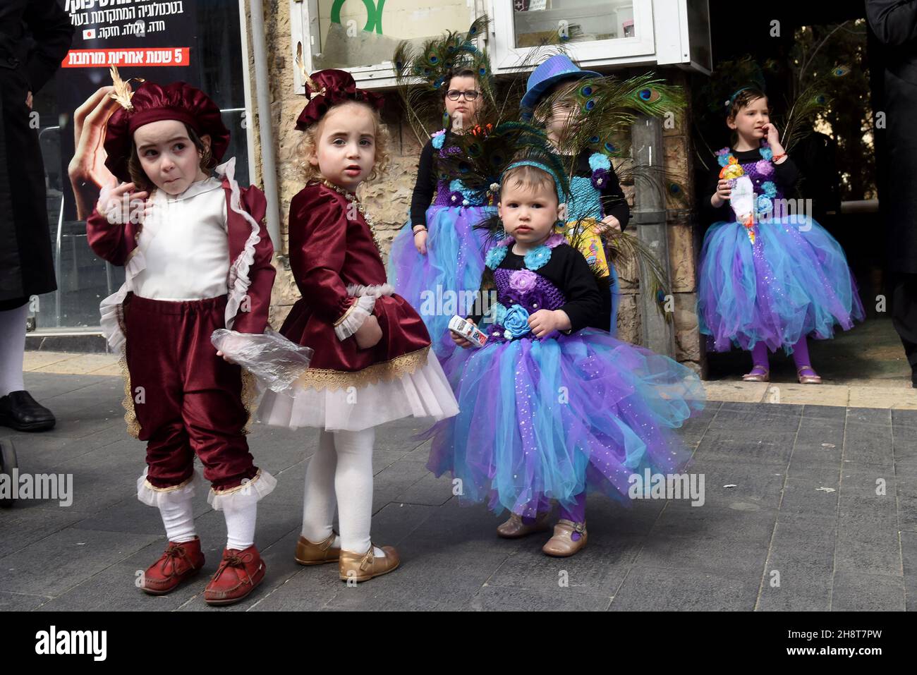Jérusalem, Israël.02e décembre 2021.Des enfants juifs ultra-orthodoxes déguisent en costumes pour célébrer Purim à MEA Shearim à Jérusalem, le dimanche 28 mars 2021.Photo par Debbie Hill/UPI crédit: UPI/Alay Live News Banque D'Images