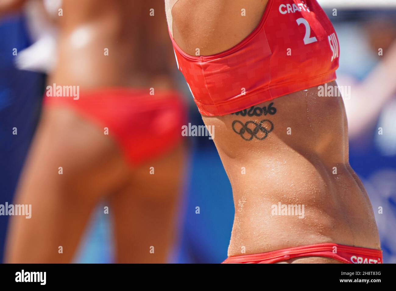 Tokyo, Japon.02e décembre 2021.La Suisse Joana Heidrich, #2, porte un tatouage olympique Rio 2016, lors du match de médaille de bronze contre la Lettonie au Beach volley féminin aux Jeux Olympiques de Tokyo, au Japon, le vendredi 6 août 2021.Les États-Unis ont gagné l'or, l'Australie, l'argent et la Suisse, le bronze.Photo de Richard Ellis/UPI crédit: UPI/Alay Live News Banque D'Images