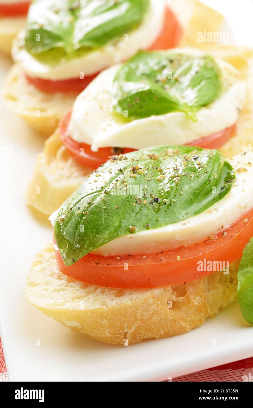 Sandwichs de Caprese tomate et basilic mozzarella closeup Banque D'Images