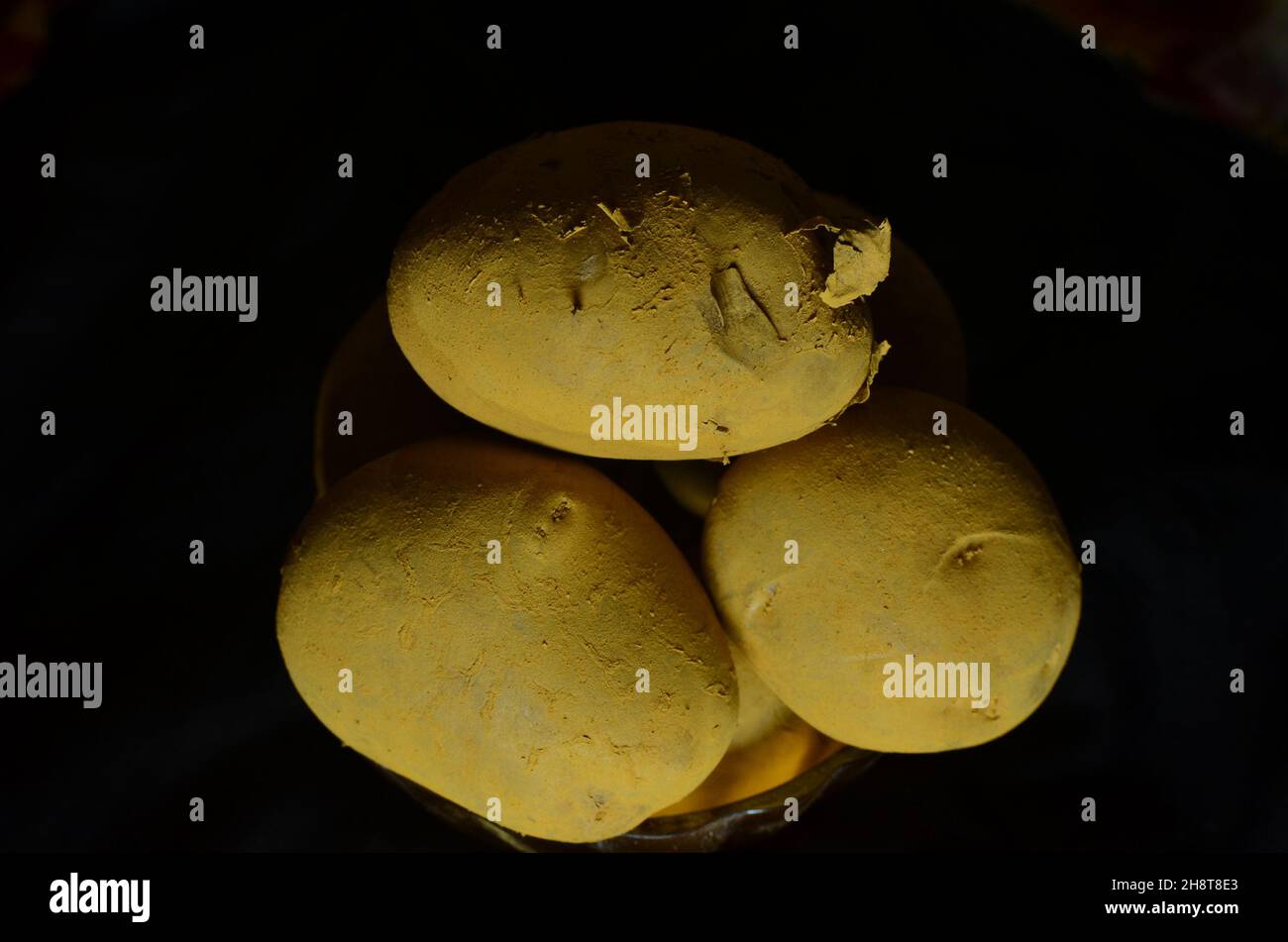 Il y a une variété de légumes, pomme de terre, gourde pointu, karela, oignon,Ail, gingembre, chou-fleur, chou Banque D'Images