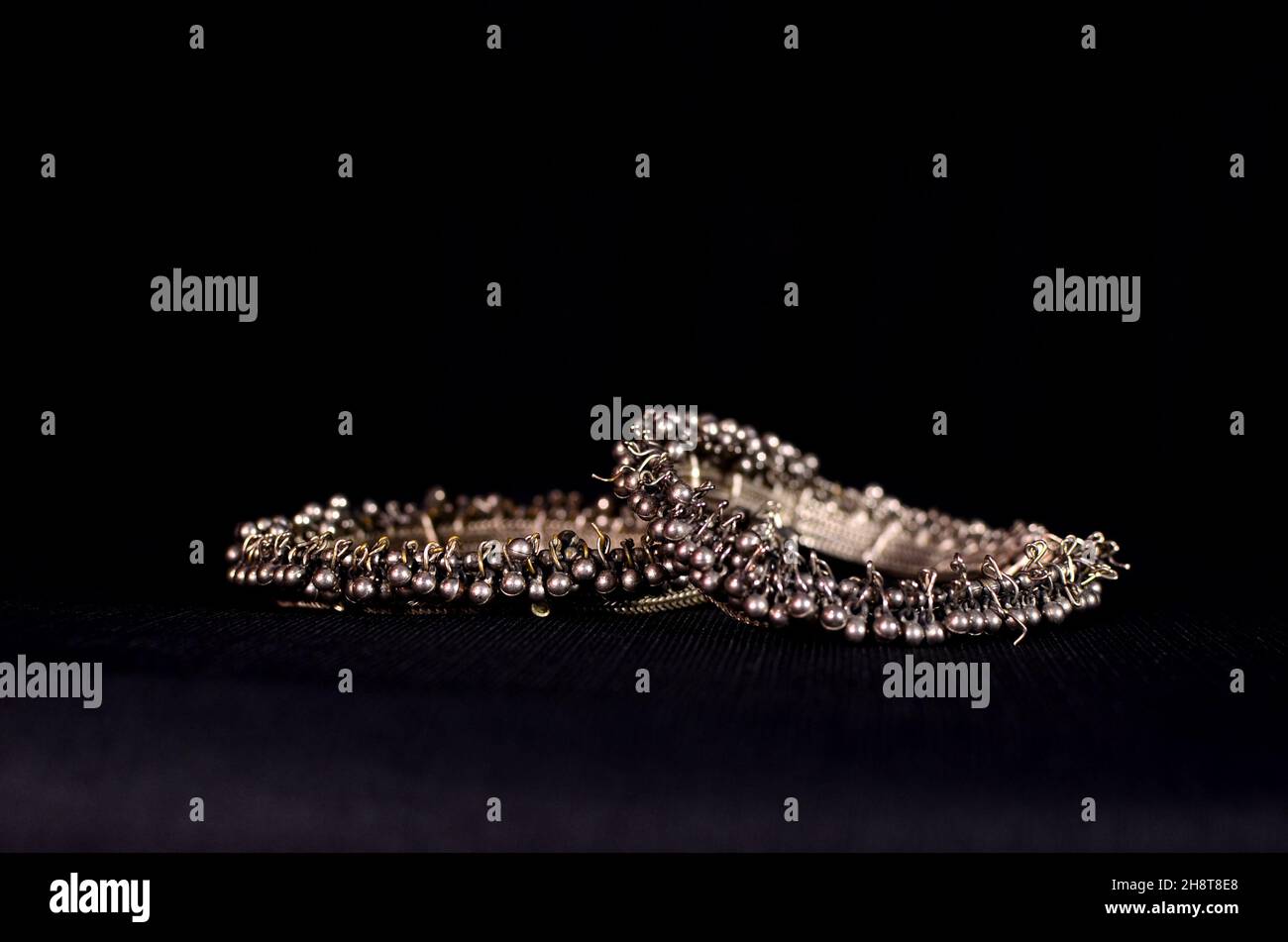 La conception de base des bijoux en acier découpé Banque D'Images