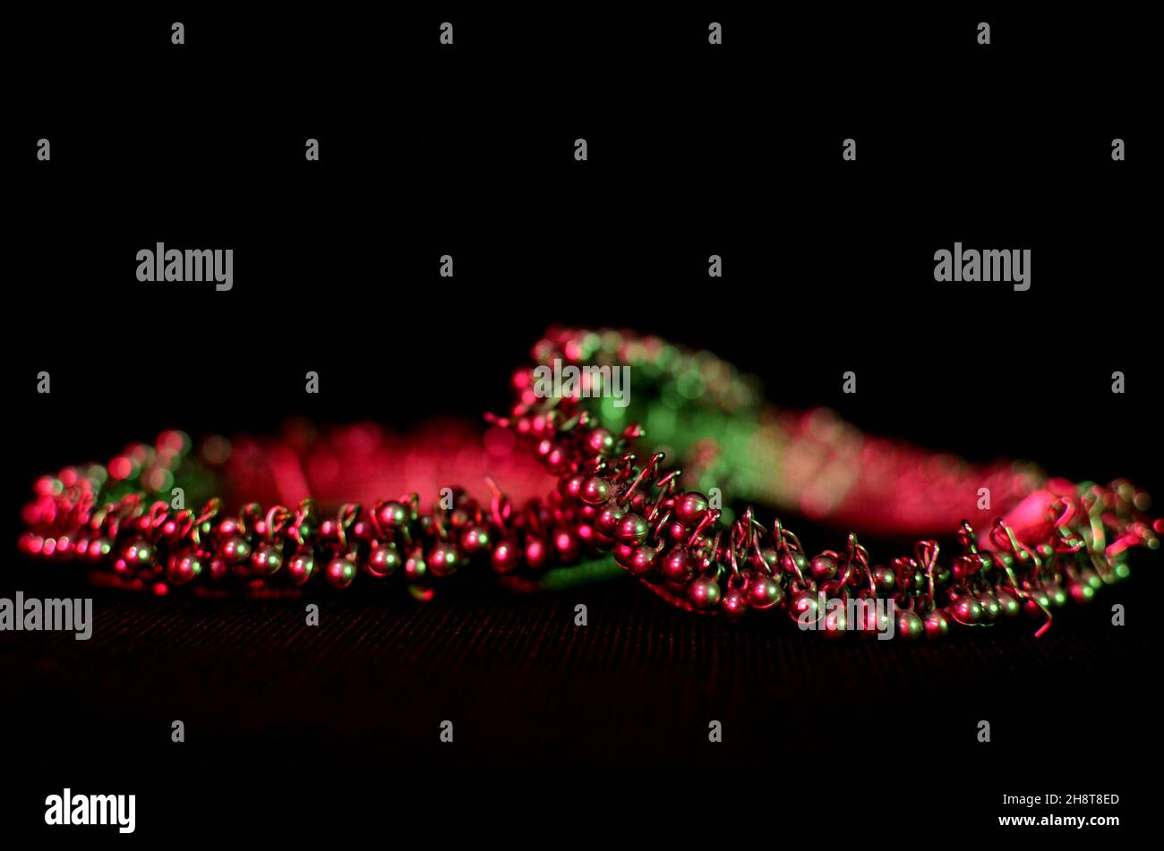 La conception de base des bijoux en acier découpé Banque D'Images