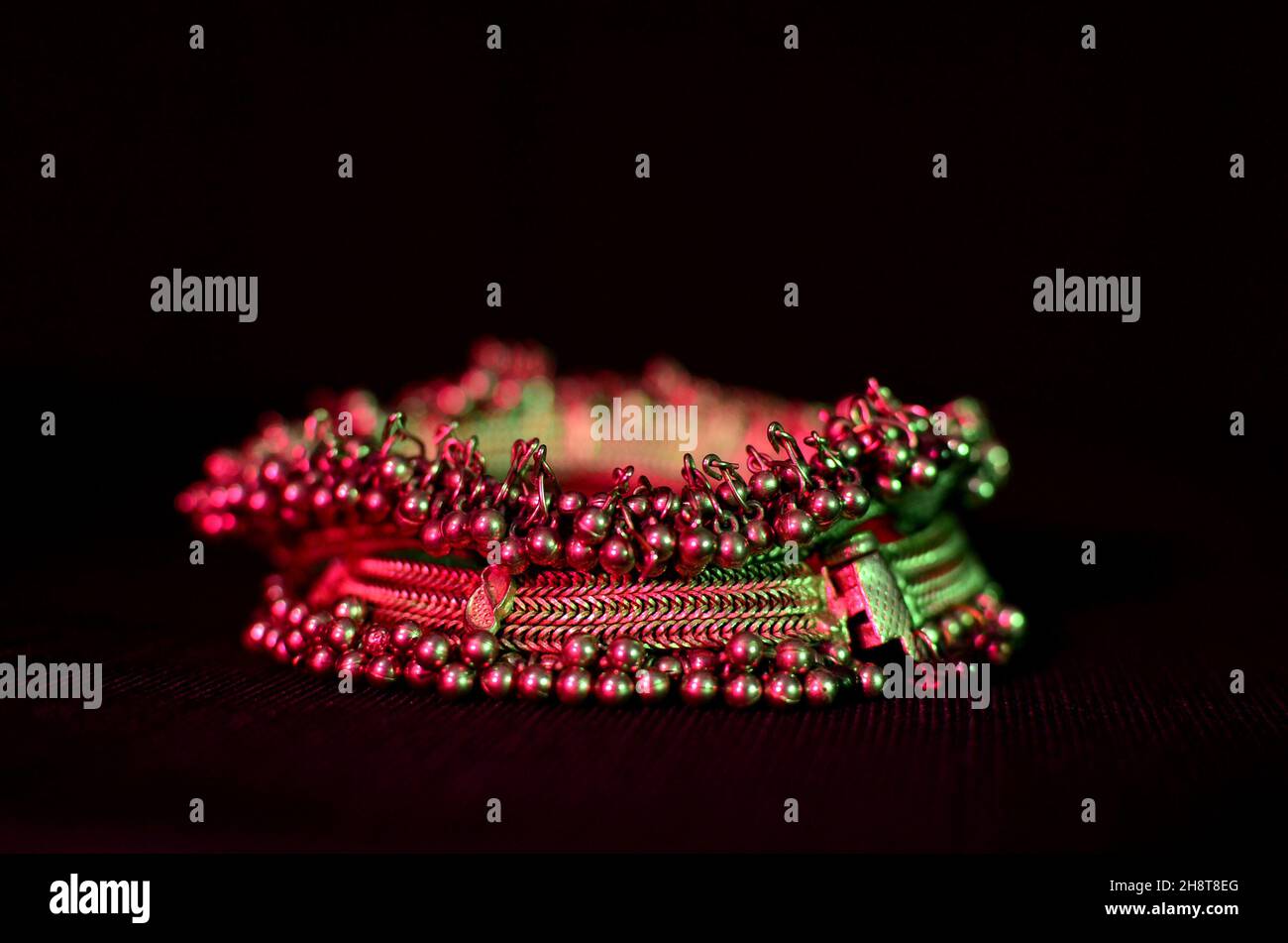 La conception de base des bijoux en acier découpé Banque D'Images