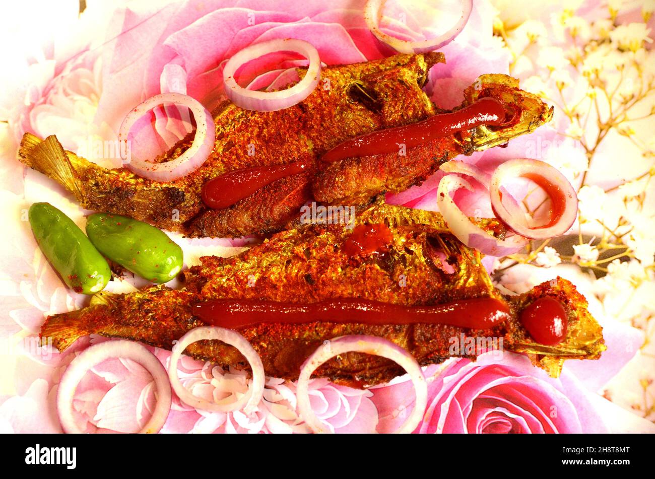 Poisson frit délicieux de Bengalis , poisson frit , poisson frit avec poudre de piment rouge Banque D'Images