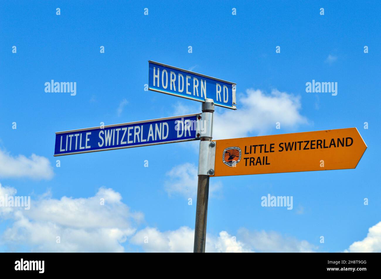 un gros plan d'un panneau de rue sur un poteau Banque D'Images