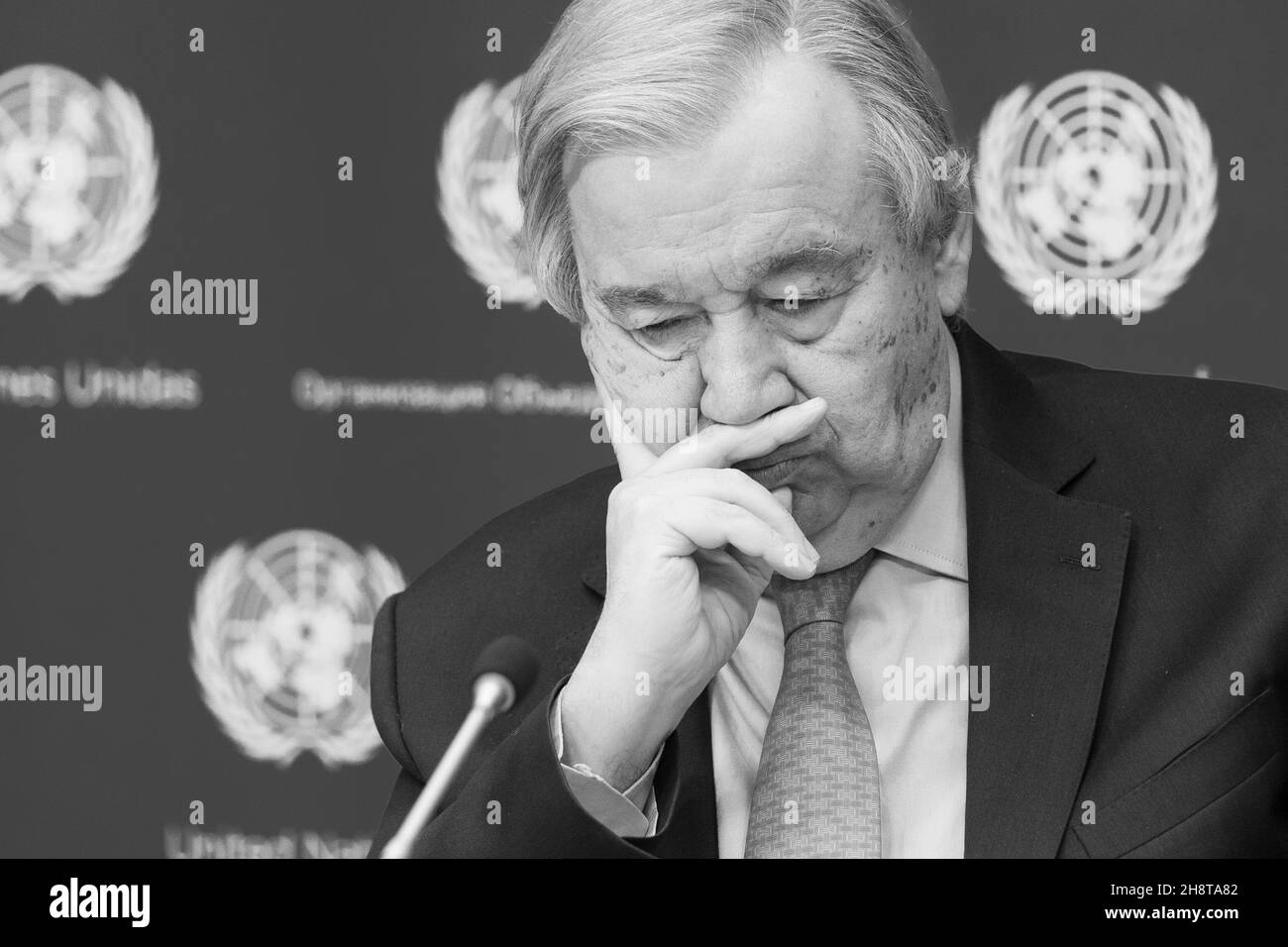 New York, NY - 1er décembre 2021: SG Antonio Guterres et Président de la Commission de l'Union africaine Moussa Faki Mahamat organisent une conférence de presse au Siège de l'ONU Banque D'Images