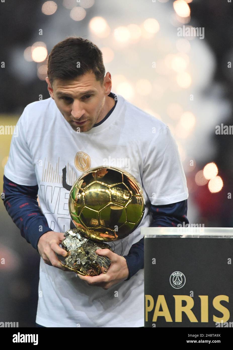 Lionel Messi, le grand joueur argentin de Paris Saint-Germain, pose avec  son ballon d'Or masculin avant le match de football français L1 entre Paris-Saint  Germain (PSG) et OGC Nice au Parc des