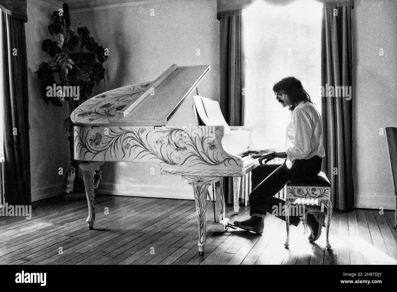 Jon Lord du groupe de rock progressiste britannique 'Deep Purple jouant son piano à la maison dans Goring-on-Thames Oxfordshire UK 1982 Banque D'Images