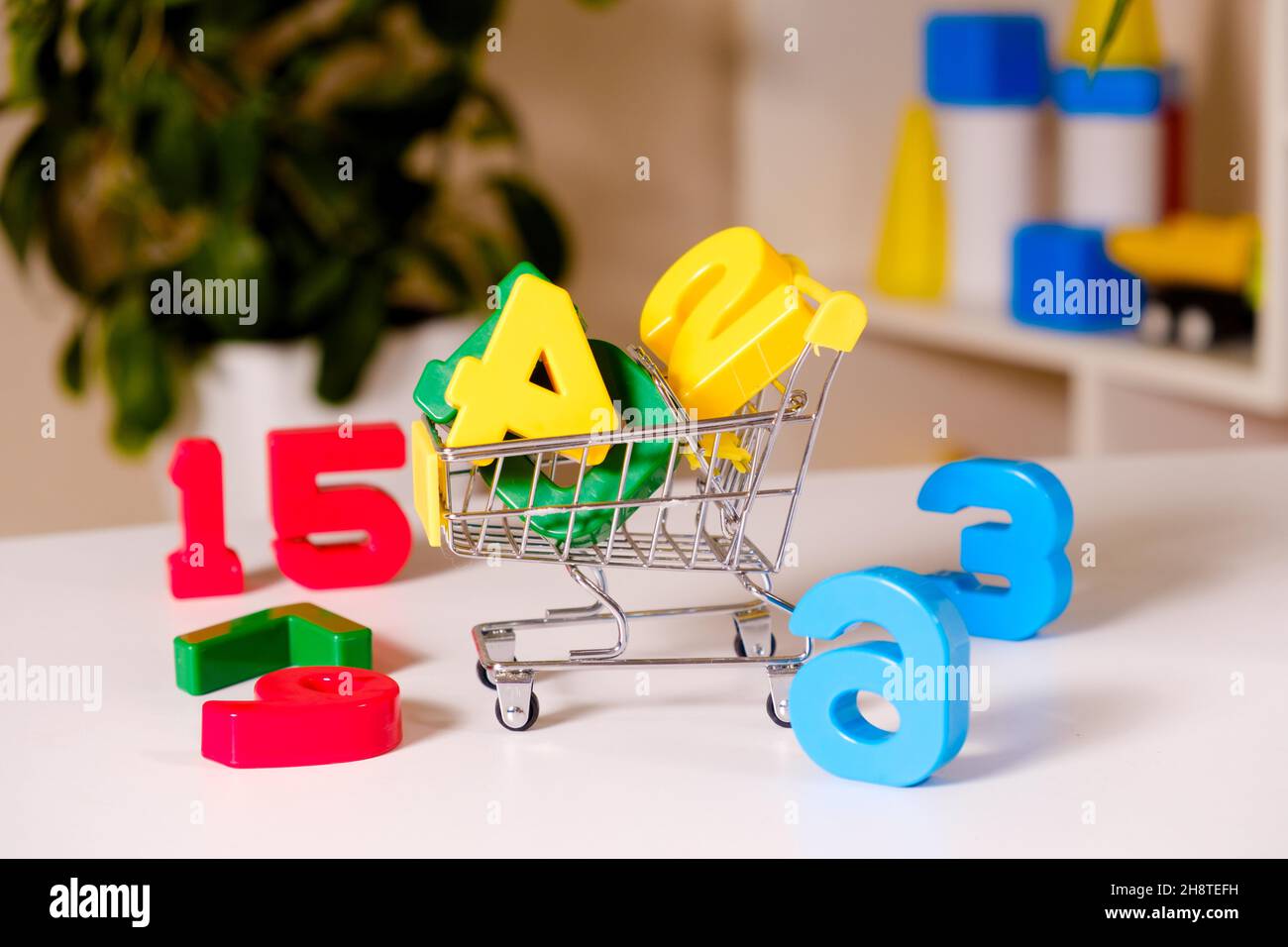 Numéros de jouets multicolores dans un chariot.Mathématiques pour les enfants Banque D'Images Numéros de jouets multicolores dans un chariot.Mathématiques pour les enfants Banque D'Images
