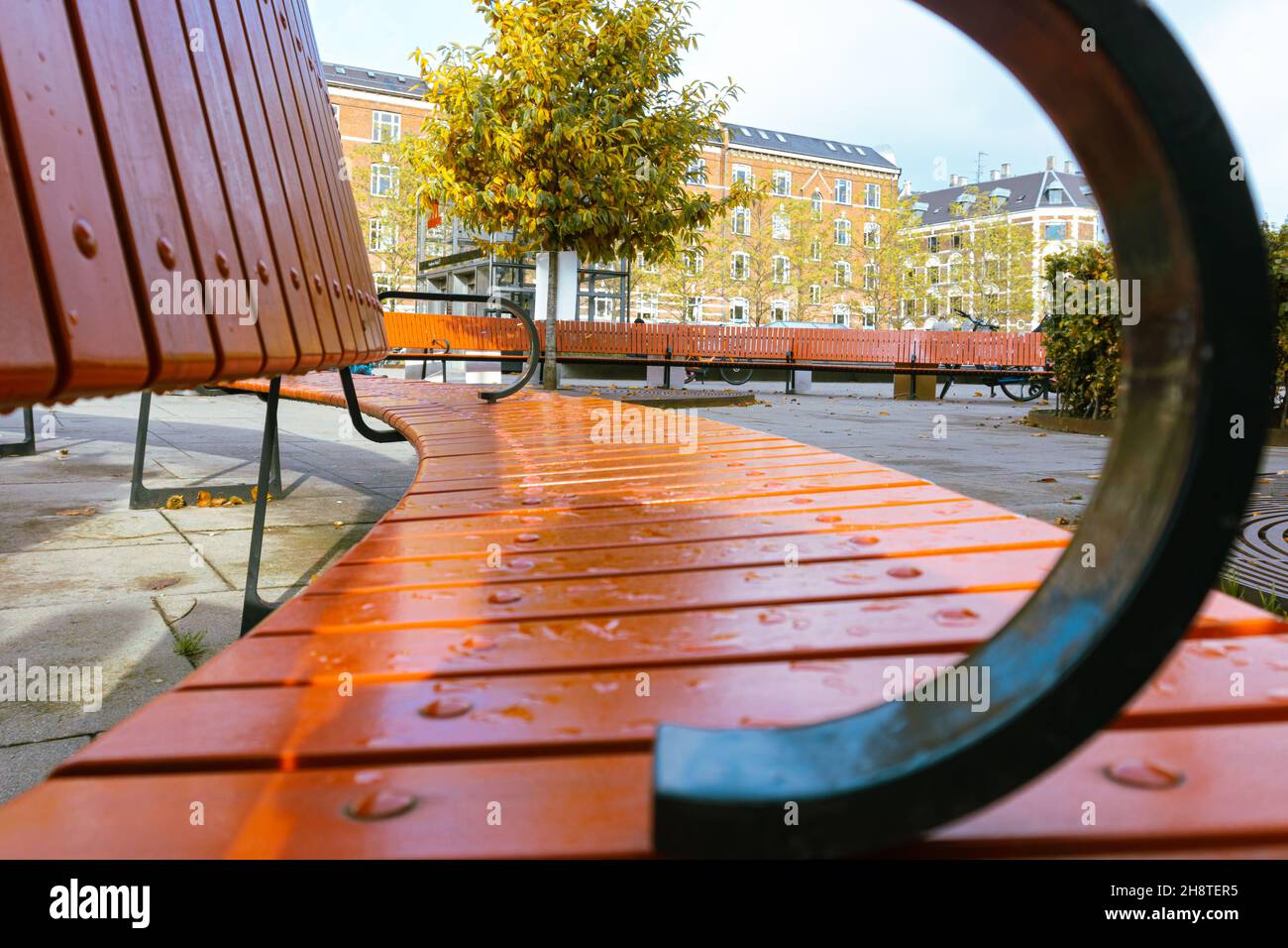 Copenhague, Danemark - 31 octobre 2021 : vue sur les bâtiments de Copenhague par le repose-main d'un banc en bois Banque D'Images