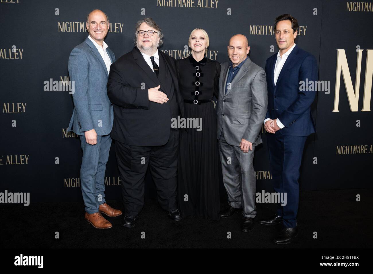 New York, États-Unis.1er décembre 2021.(G-D) Matthew Greenfield, Guillermo Del Toro, Kim Morgan, Miles Dale et David Greenbaum assistent à la première mondiale de New York de “Nightmare Alley” à Alice Tully Hall à New York, New York, le 1er décembre 2021.Photo de Gabriele Holtermann/Sipa USA) crédit: SIPA USA/Alay Live News Banque D'Images