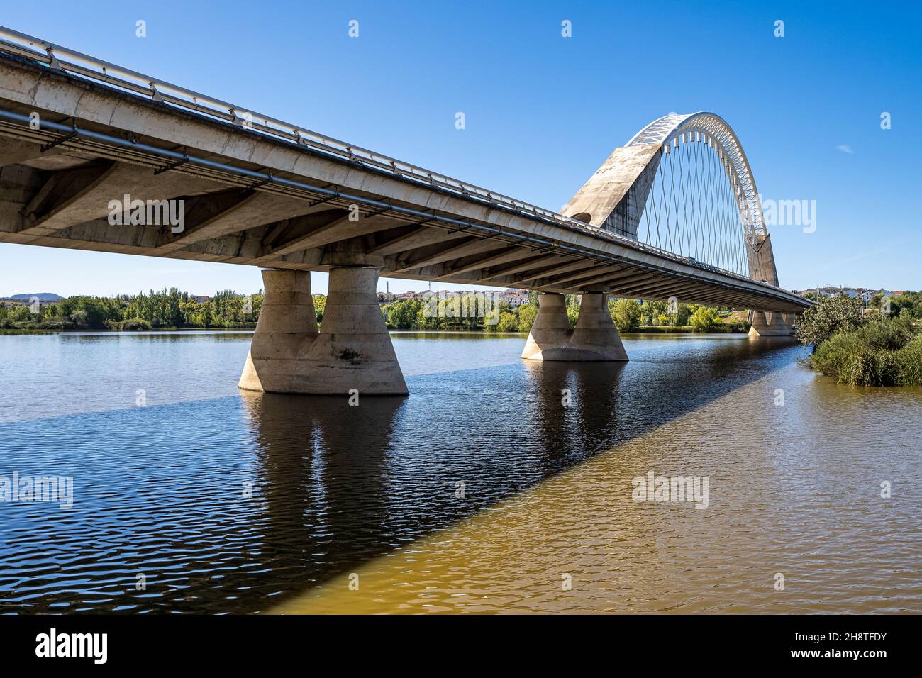 Le Lusitania pont construit en 1991 sur la rivière Guadiana à Mérida (Estrémadure, Espagne. Il a été conçu par le célèbre architecte espagnol Santiago Cal Banque D'Images