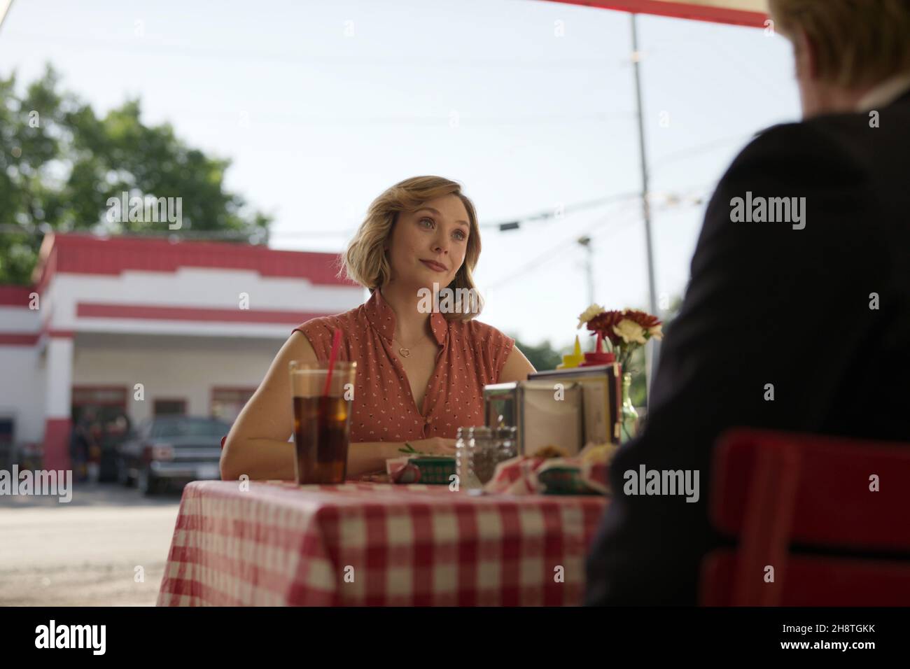 ELIZABETH OLSEN dans L'AMOUR ET LA MORT (2022), dirigée par LESLIE LINKA GLATTER.Crédit: LIONSGATE TV / Album Banque D'Images