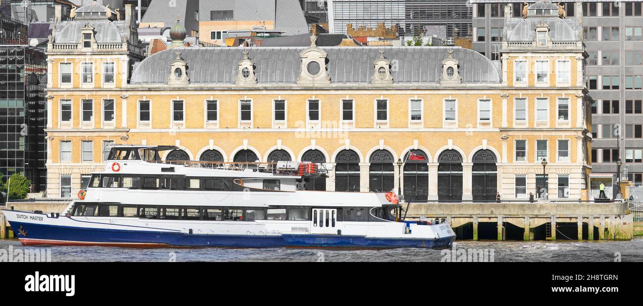 La Custom House, rive nord de la Tamise, Londres, Angleterre, avec le bateau maître hollandais amarré en face de lui. Banque D'Images