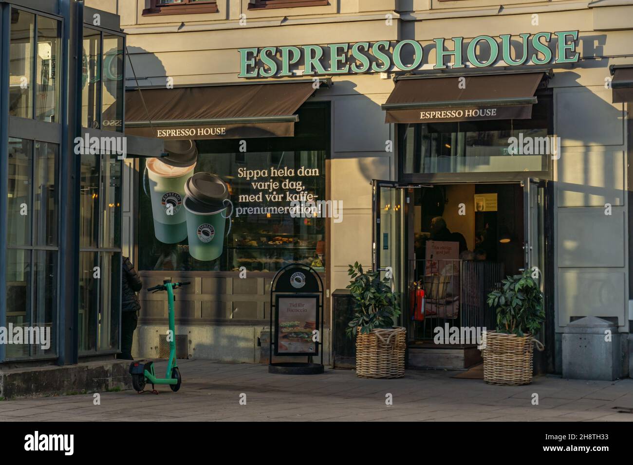 Stockholm, Suède - 5 novembre 2021 : à l'extérieur de la maison Espresso dans le centre de Stockholm, près de la gare de train de banlieue, avec décoration extérieure i Banque D'Images