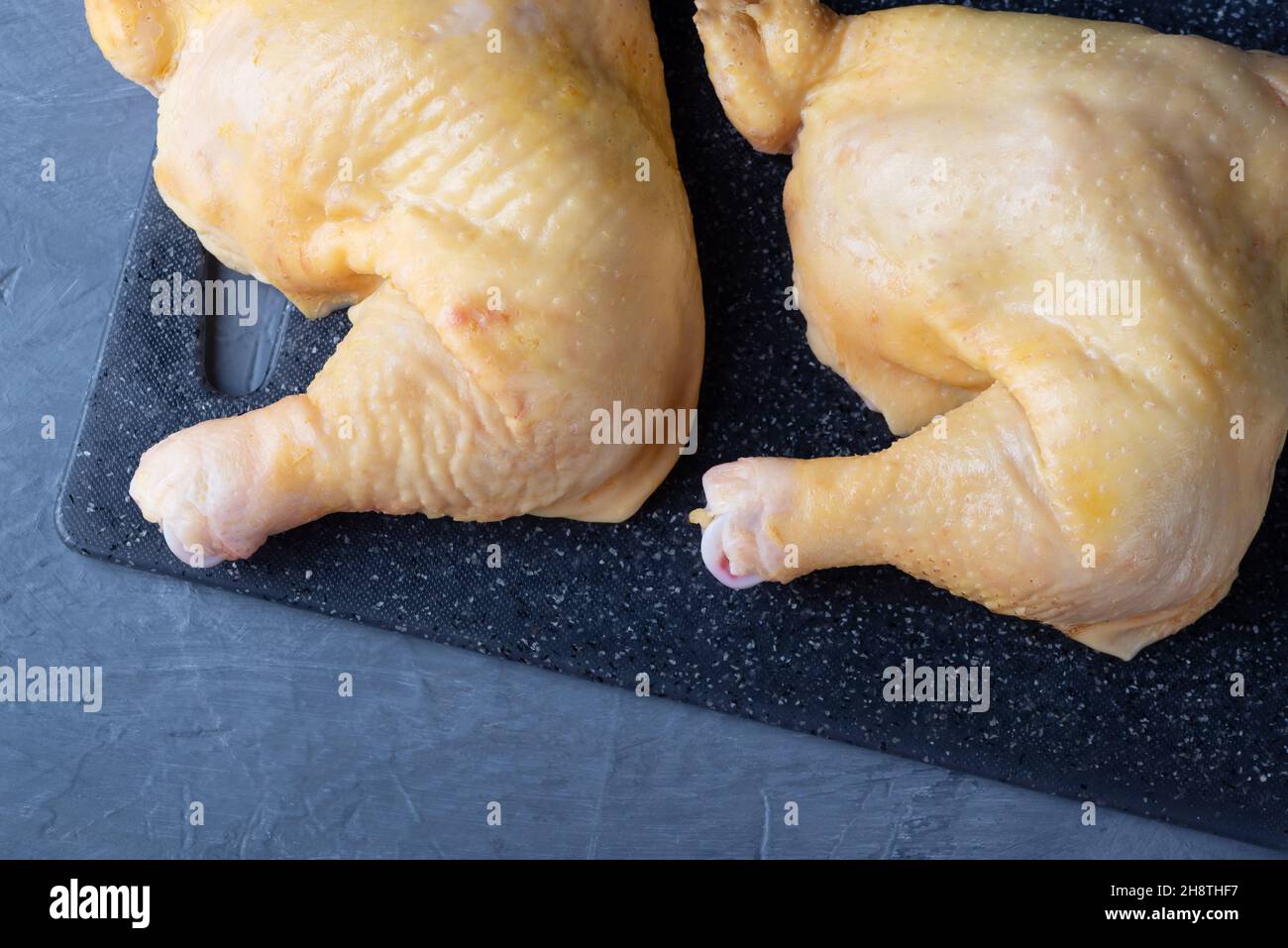 Préparation de cuisses de poulet fraîches et crues Banque D'Images