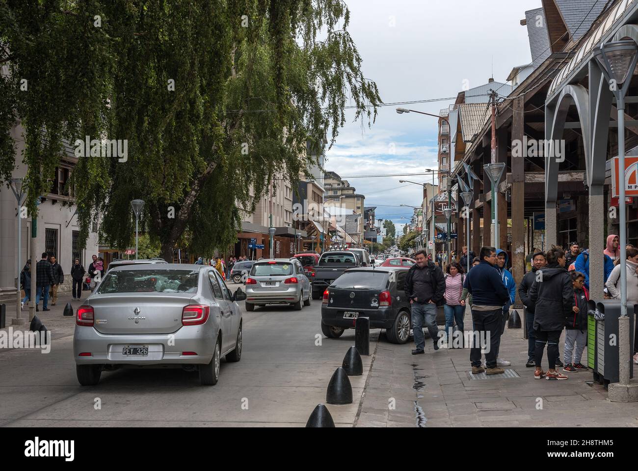 Personnes non identifiées dans le centre-ville de Bariloche, Patagonie, Argentine Banque D'Images