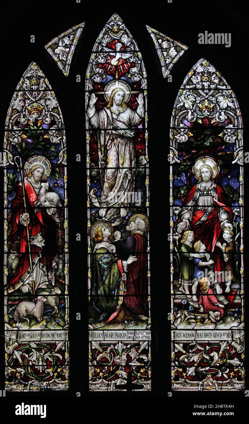 Une fenêtre en vitraux de John Hardman représentant l'Ascension, le bon Berger et le Christ wih enfants, l'église Saint-Michel, Barton, près du pont Pooley, Banque D'Images