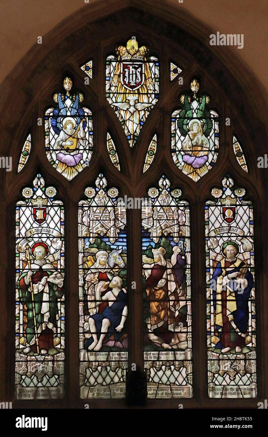 Une fenêtre en vitraux de Robert Newbery représentant le bon samaritain, St Barnabas & Nathaniel, l'église St Mary's, Usk, Monbucshire Banque D'Images