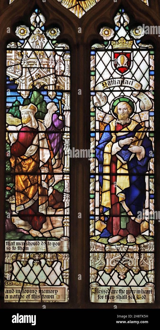 Une vitrail de Robert Newbery représentant le bon Samaritain et le prophète Nathaniel, l'église St Mary's, Usk, Monbucshire Banque D'Images