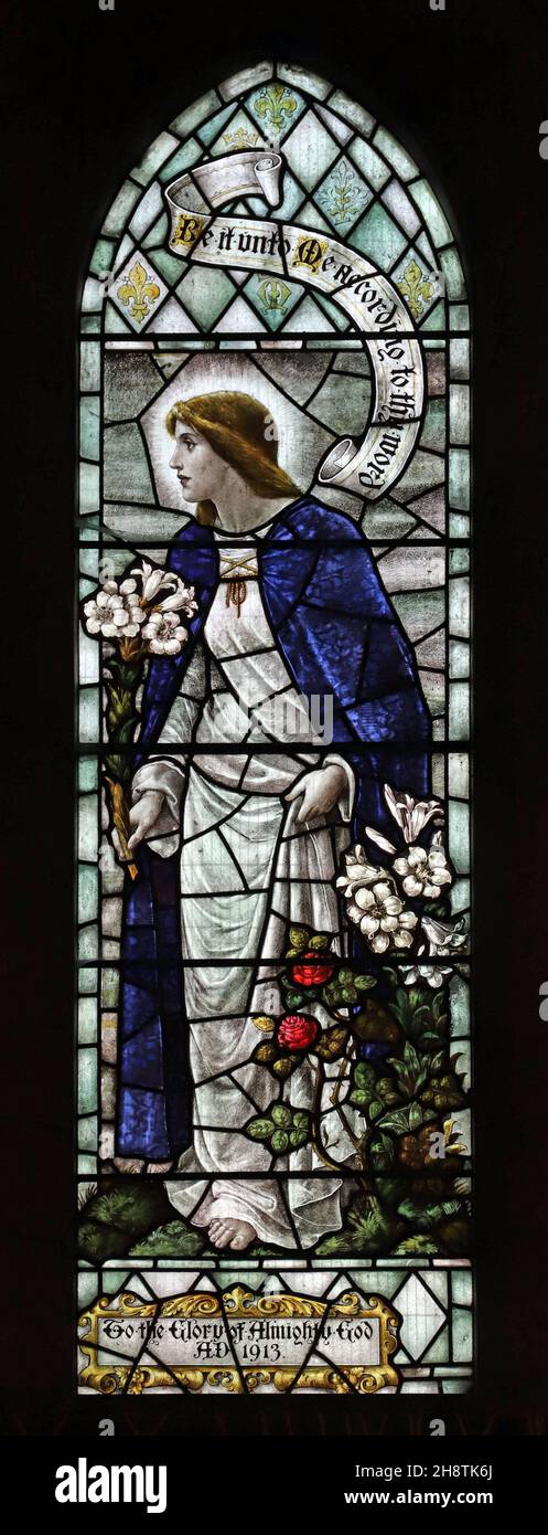 Un vitrail peut-être par Percy Bacon & Brothers représentant la Sainte Vierge Marie, l'église Sainte Marie, Usk, Monbucshire Banque D'Images