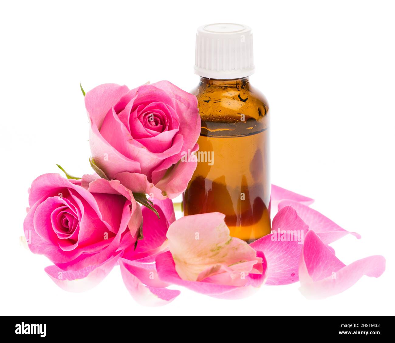 Huile de rose avec pétales de rose isolés sur fond blanc Banque D'Images