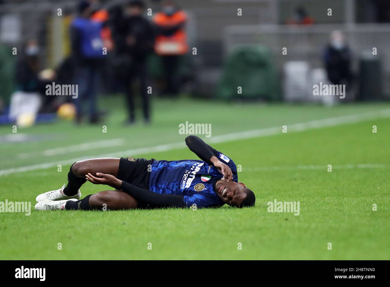 Milan, Italie.1er décembre 2021.Denzel Dumfries du FC Internazionale a été blessé lors de la série Un match entre le FC Internazionale et Spezia Calcio au Stadio Giuseppe Meazza le 1er décembre 2021 à Milan, Italie.Credit: Marco Canoniero / Alamy Live News Banque D'Images