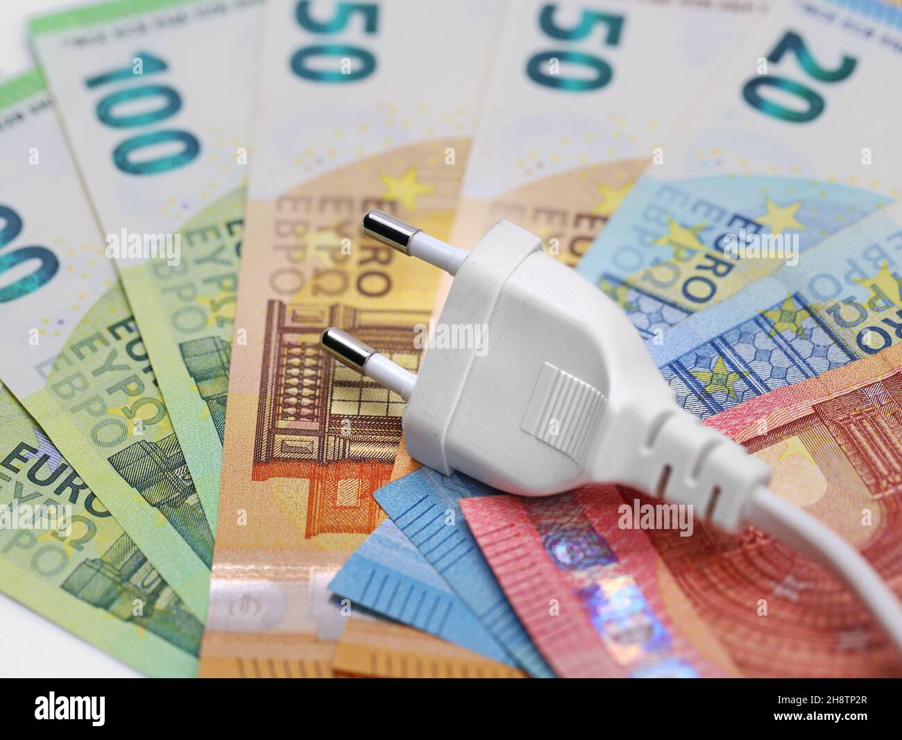 fiche blanche sur les billets en euros, concept d'augmentation du prix de l'électricité Banque D'Images