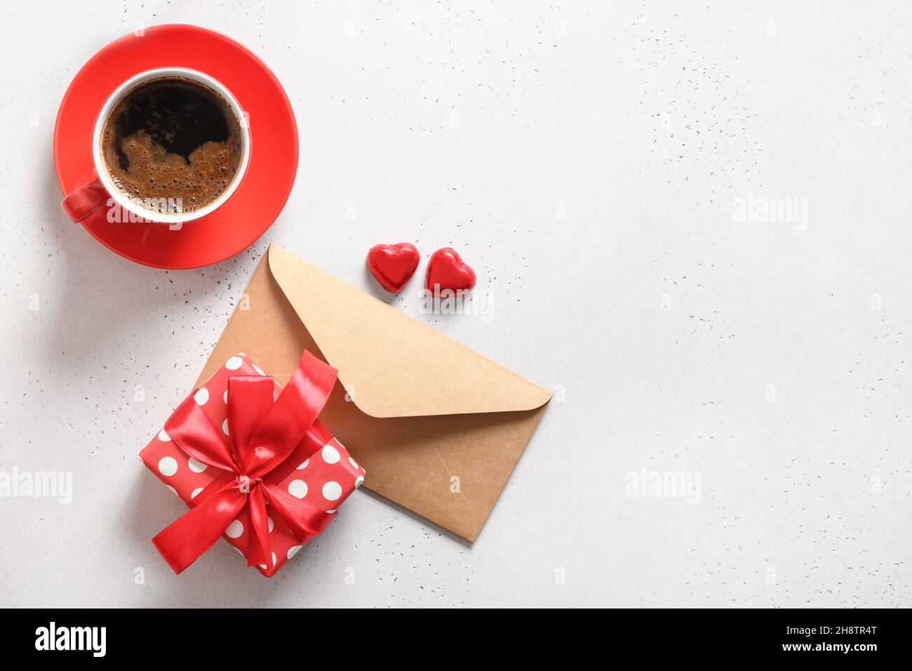 Saint-Valentin café romantique, lettre d'amour, cadeau, bonbons au chocolat sur fond blanc.Copier l'espace.Vue de dessus. Banque D'Images